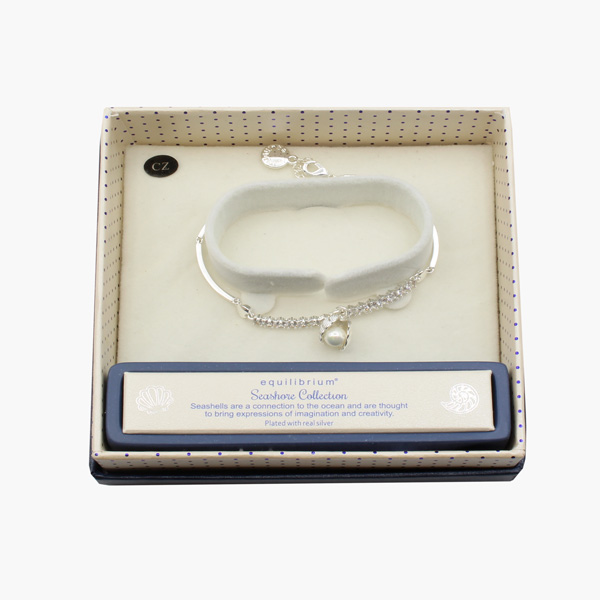 Armband mit Glitzersteinchen mit Perle weiß in der Muschel und kleinen Herzen silberfarben in Geschenkbox