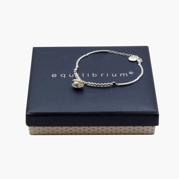 Armband mit Glitzersteinchen mit Perle weiß in der Muschel und kleinen Herzen silberfarben in Geschenkbox – Bild 2