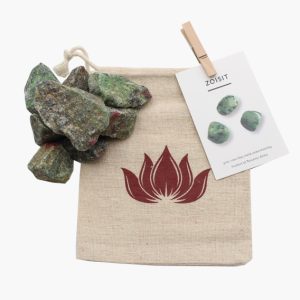 Dekosteine Rubin Zoisit im Leinenbeutel mit Lotusblume 300-350g