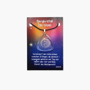 Bergkristall Energie Amulett mit Yin Yang Gravur auf kleiner Karte