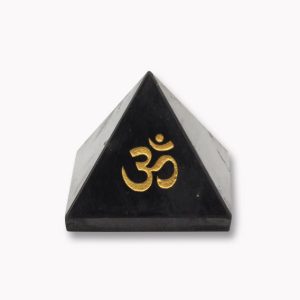 Shungit Pyramide mit OM Goldgravur