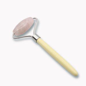 Massageroller aus Rosenquarz mit Holzgriff