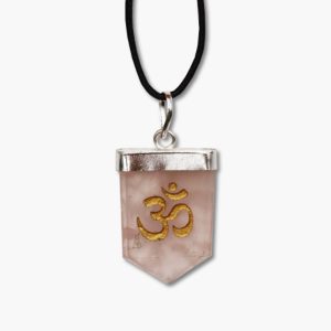 Amulett Anhänger aus Rosenquarz mit Om Gravur