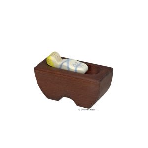 Holztiger Holzfigur Jesuskind 2 in der Krippe