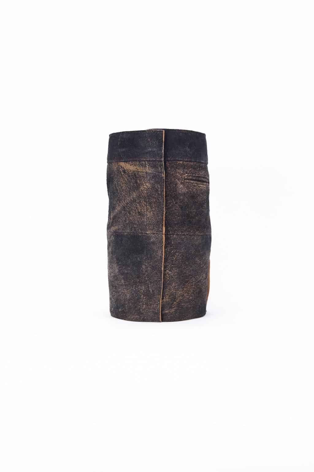 Weinkühler “Lederhose” weiß gestickt – Bild 3