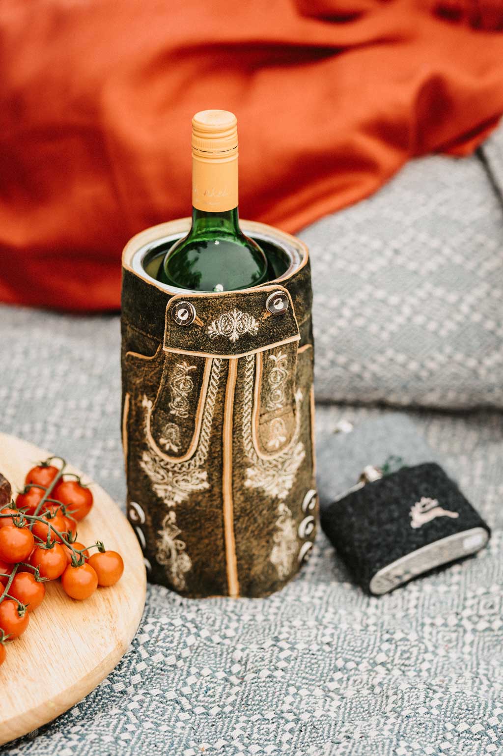 Weinkühler “Lederhose” weiß gestickt