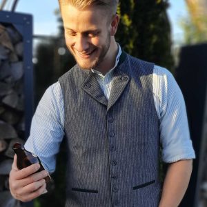 Weste “Viererspitz-Korbinian” grau-gestreift